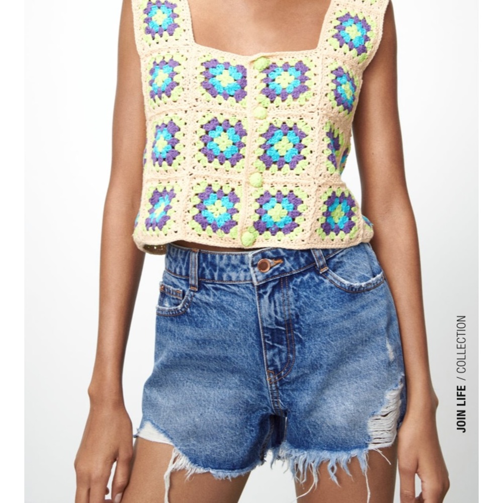 ZARA MID RISE RIPPED DENIM SHORTS - Picture 2 of 6